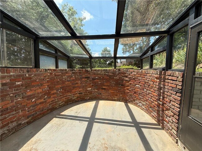 Building Photo - 800 Glenairy Dr NE
