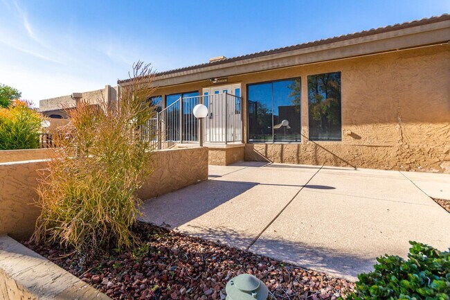 Building Photo - 3825 E Camelback Rd