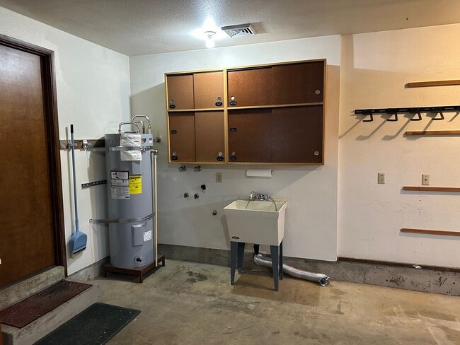 Building Photo - Beautiful 3 bedroom 2 bathroom house in a ...