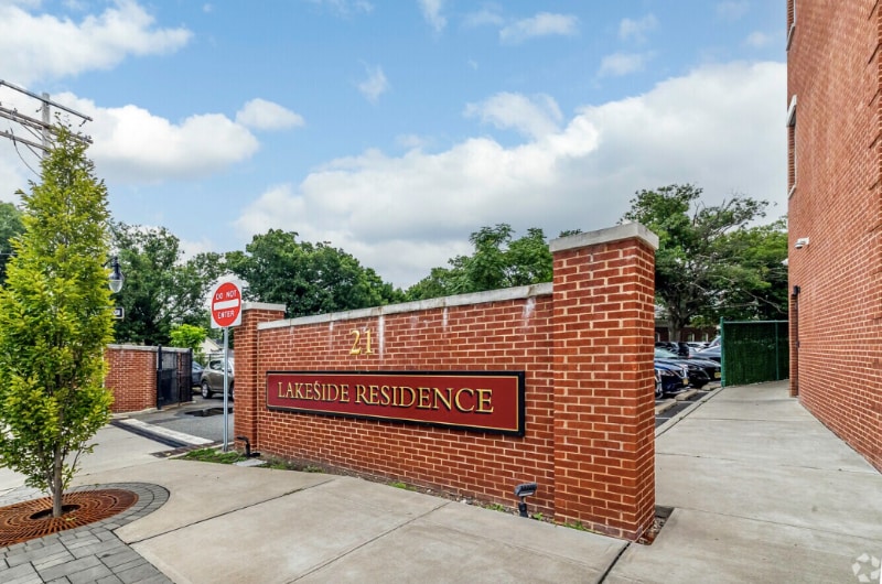 Building Photo - 21 Lakeside Ave