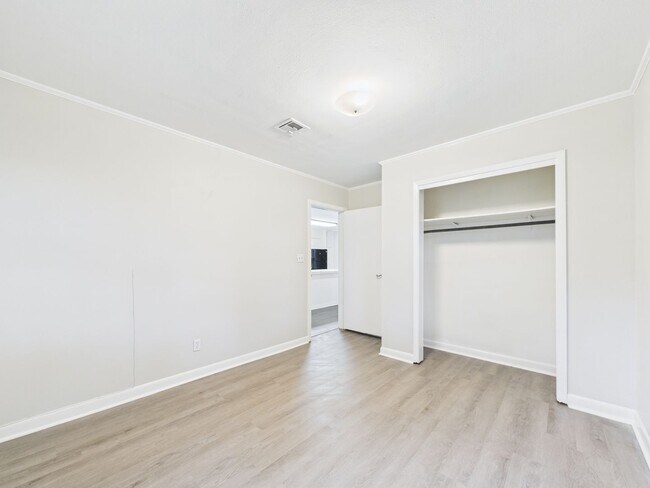 Building Photo - 2 bed 2 bath home Available NOW!