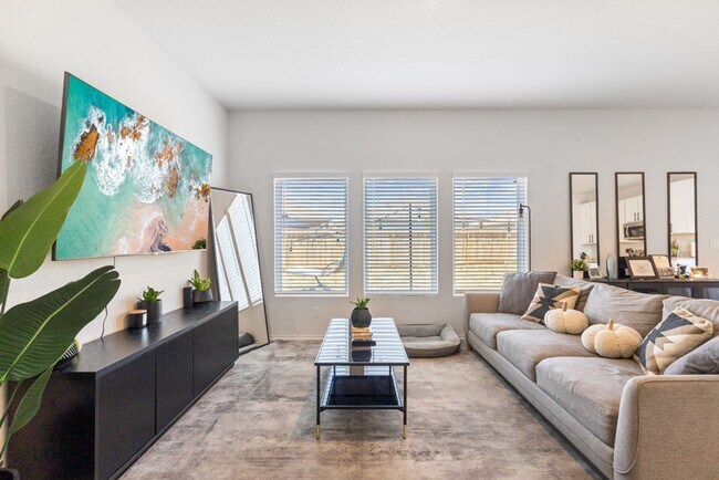 Building Photo - Charming Home Awaits: Spacious & Modern Living in a Prime Location