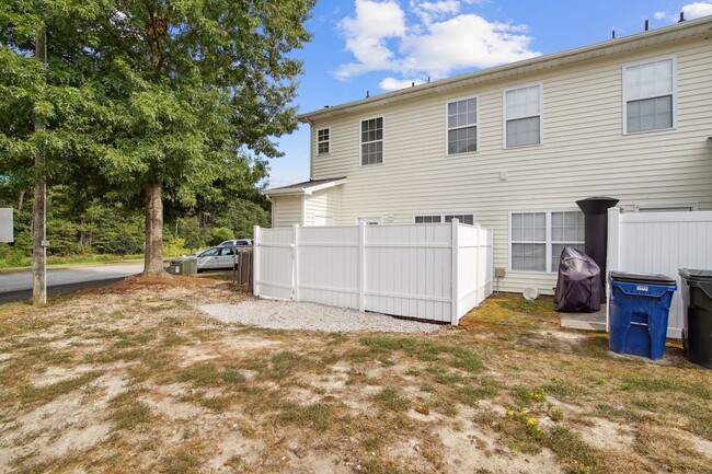 Building Photo - 3 Bedroom Townhome in Raleigh