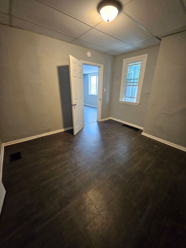 Building Photo - Lower 2 bedroom unit East Side