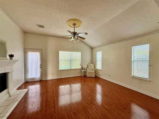 Building Photo - 2114 Indianapolis Dr