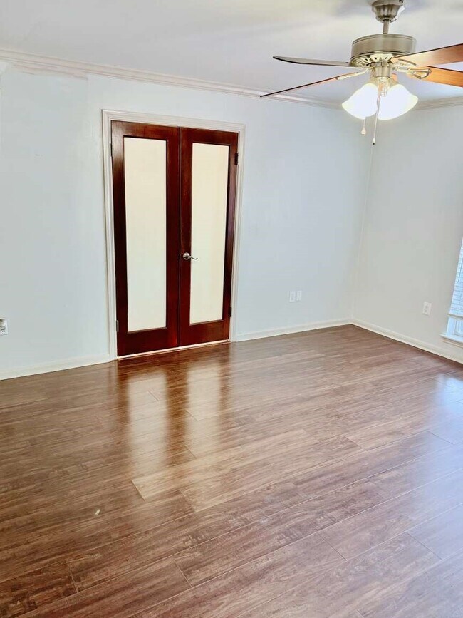 Building Photo - 2118 Briarcrest Dr