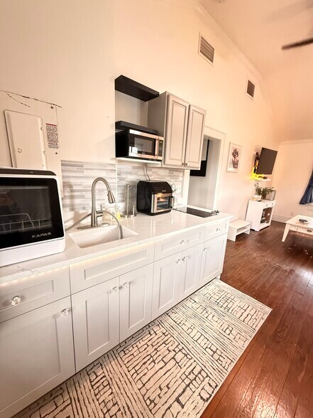 Building Photo - 1920 Victoria Ave