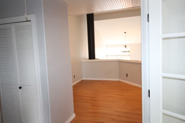Building Photo - Adorable 2bdrm 1 bath townhome in Desirabl...