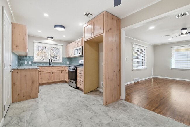 Building Photo - 3 bed/1 bath remodel within walking distance of Brookside