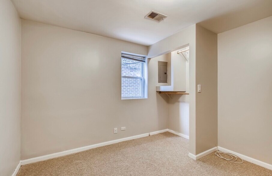 Building Photo - 722 S Oakley Blvd