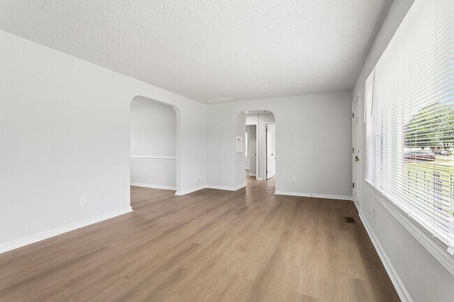 Building Photo - 3BR/1BA Renovated Brick Rancher | 1-Car Garage | Hampton – Coliseum Central