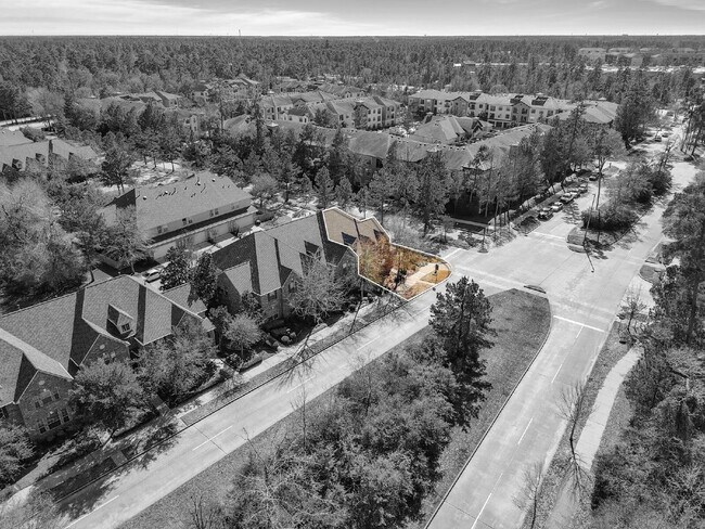 Building Photo - Exceptionally well-maintained Sterling Ridge Townhome boasts an array of desirable features!