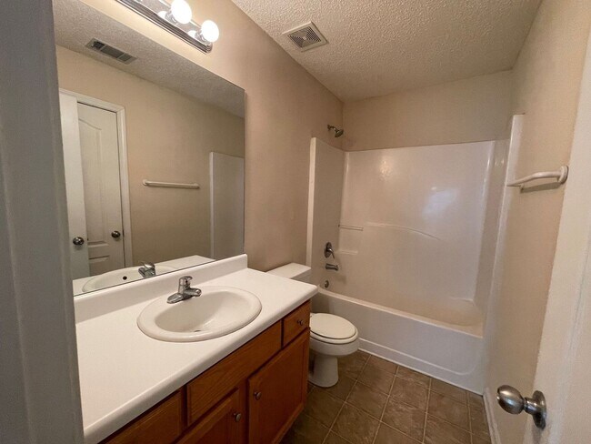 Building Photo - ROOMMATE MATCHING HOME ONLY! PRE-LEASING FOR AUGUST 1 2026! 1/2 Off Deposit!
