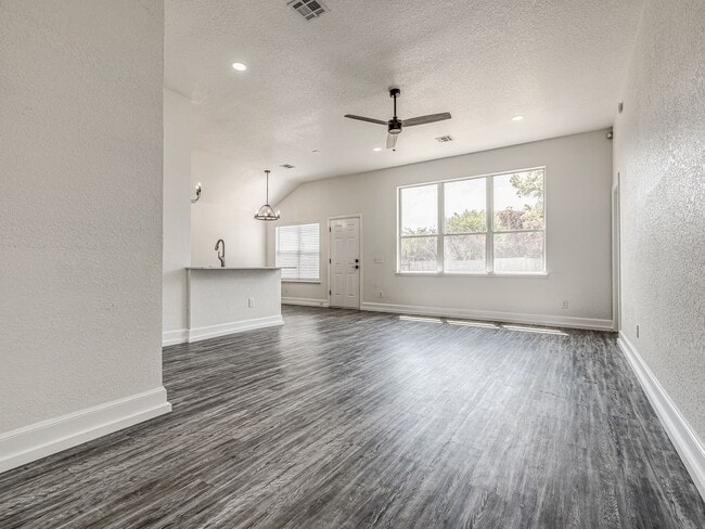 Building Photo - Newly remodeled home in Yukon!