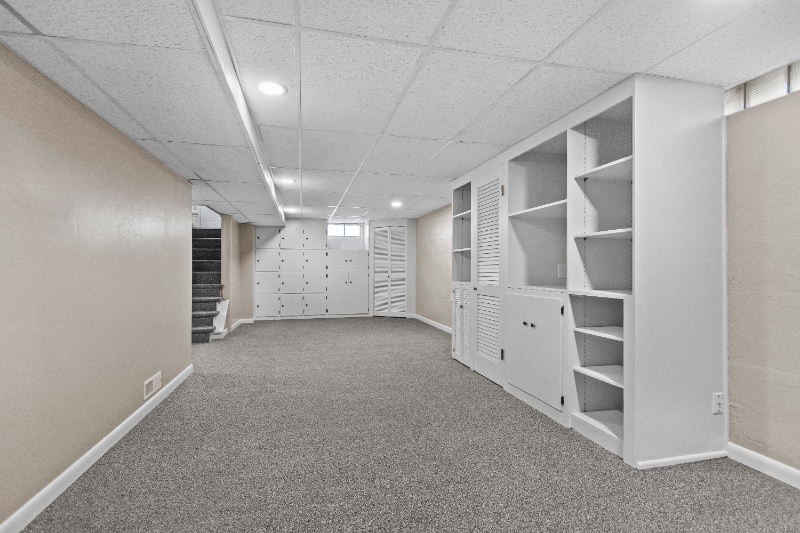 Building Photo - 504 W 1st St