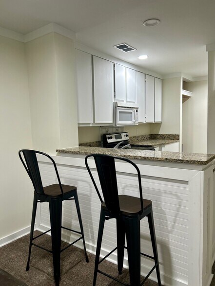 Building Photo - 1530 Fort Johnson Rd