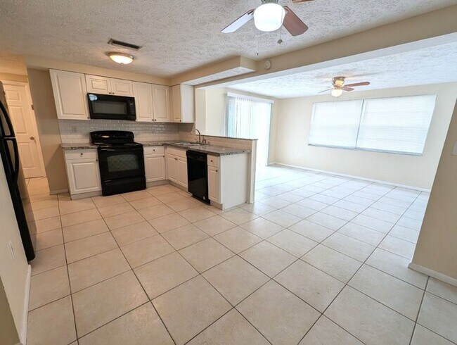 Building Photo - 6617 Lenoir Dr