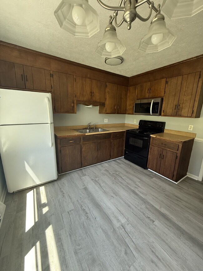 Building Photo - 2 Bedroom 1 Bathroom Apartment in Madison Heights with off street parking.