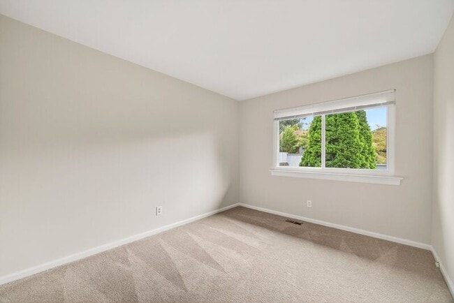 Building Photo - 94 Woodlake Dr