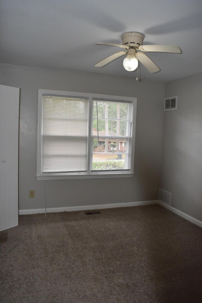 Building Photo - 260 W Vineland Rd