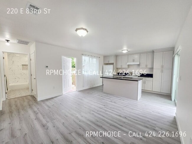 Building Photo - 220 E 83rd St
