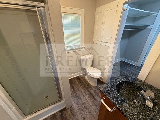 Building Photo - Studio HOUSE No Shared walls -1611 S Northern Blvd #B Independence - - Rent $750