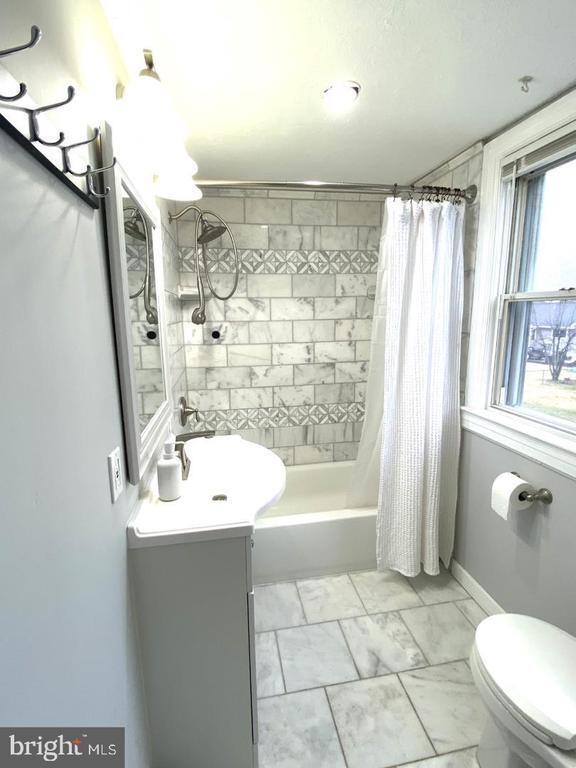 Building Photo - 864 Whitehorse Mercerville Rd