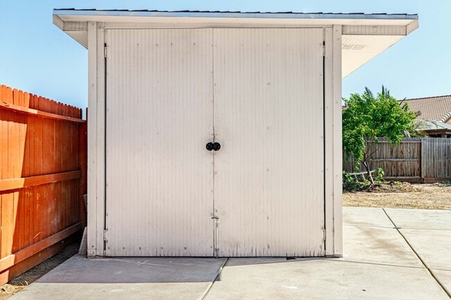 Building Photo - 4 bedroom home for RENT in Manteca with RV...