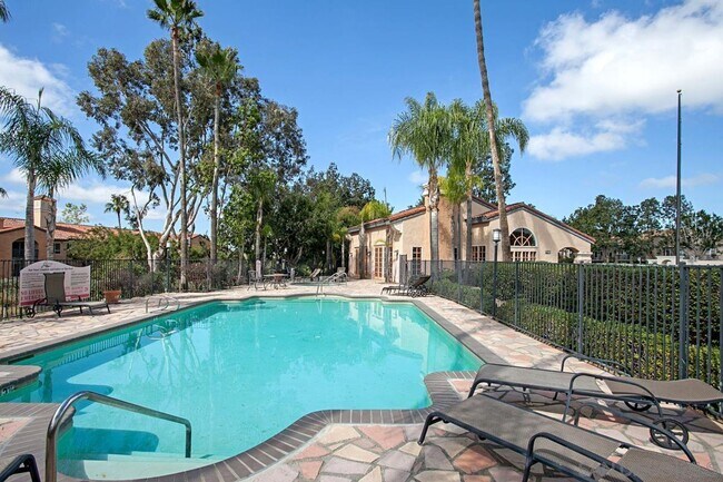 Building Photo - Delightful 2 Bedroom 2 Bath Condo in UTC