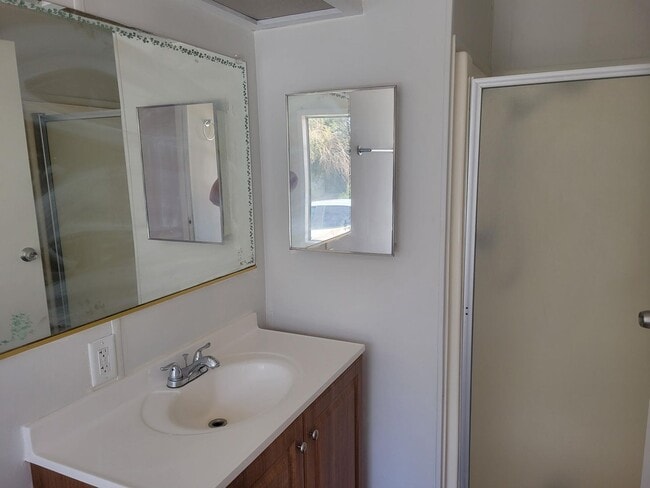 Building Photo - 3 Bed 2 Bath