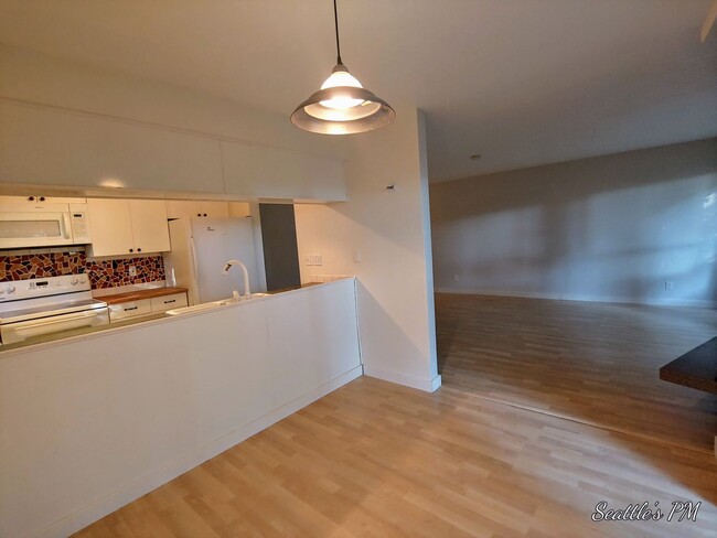 Building Photo - 2 Bedroom 2 Bathroom Ground Floor Condo- w...