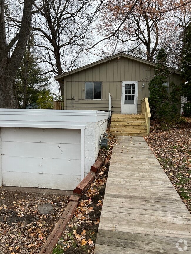 Attached Garage with New Roof - 5013 Shoreline Dr
