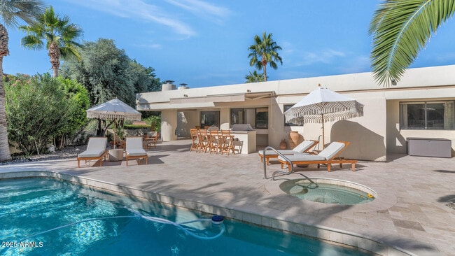 Building Photo - 9447 E Calle De Valle Dr