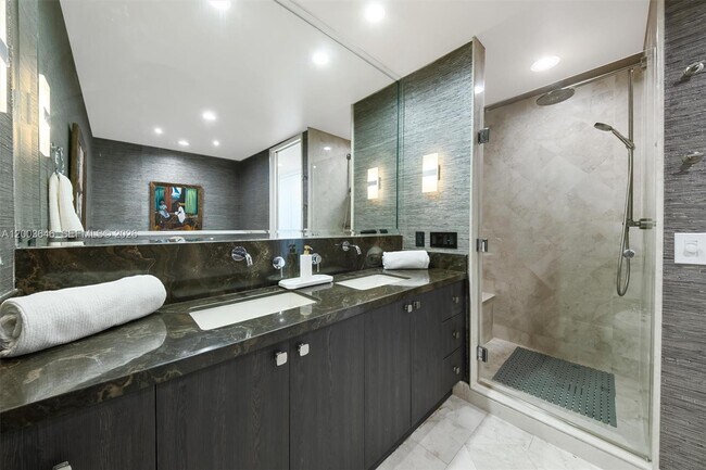 Building Photo - 100 South Pointe Dr