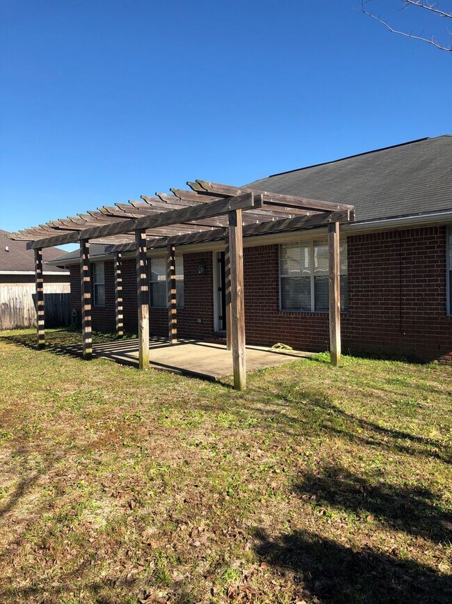 Building Photo - Available July 14, 2026 – 4 Bedroom Home in Navarre!