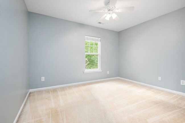 Building Photo - Beautiful Home in Lochside Neighborhood