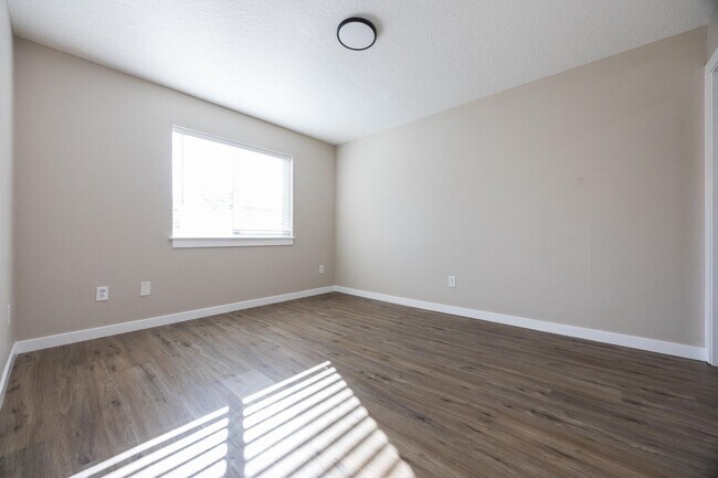 Building Photo - 3 bedroom, 2.5 bathroom home - SE Portland