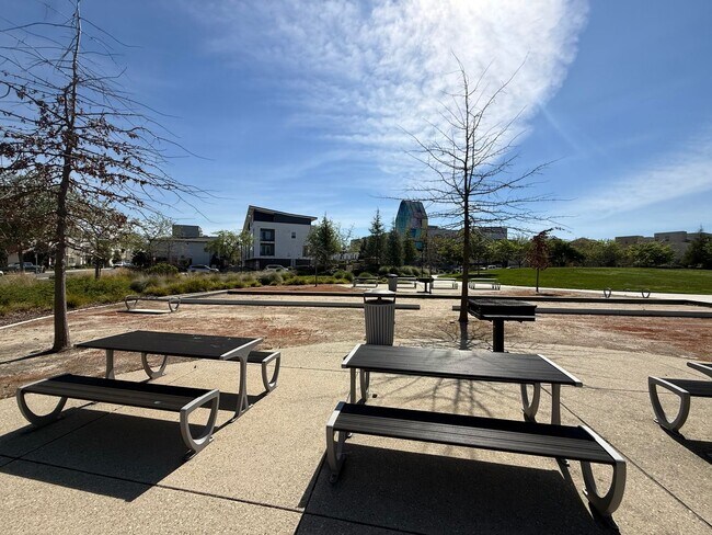 Building Photo - 2 bed | 2.5 bath | 1014 SF | 1 Car Garage | Tri-level condominium| Owner pays WS&G!