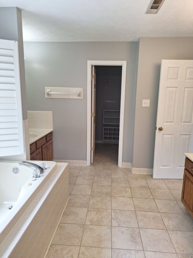 Building Photo - 4bd/3 bath located in desirable neighbor i...
