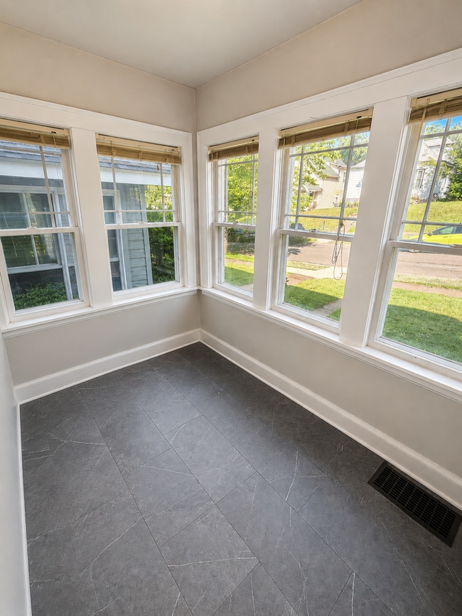 Building Photo - Available Immediately! 3 Bed 1 Bath Single Family Home!
