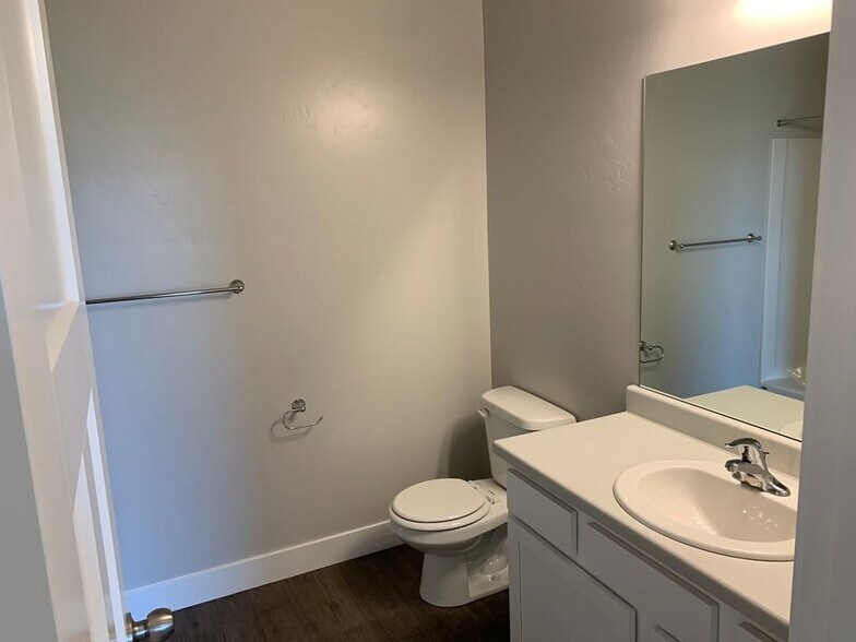 Building Photo - 1831 W Newcastle Ln