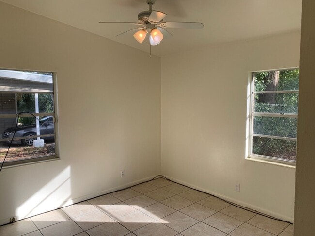 Building Photo - 4 bed 2 bath House- Walk to Doak Campbell Stadium!! Available August 2026!