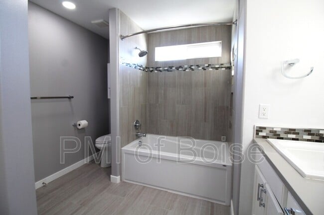 Building Photo - 639 E Willowbrook Dr