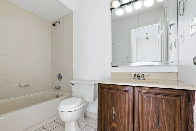 Building Photo - Charming 3BR Townhouse in Wyndham Place - Lakewood
