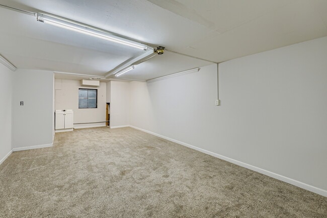 Building Photo - 651 White Ct