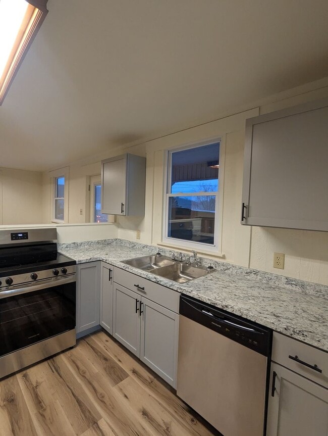 Building Photo - 2 bdrm 1 bath family home with water, sewer and garbage included.