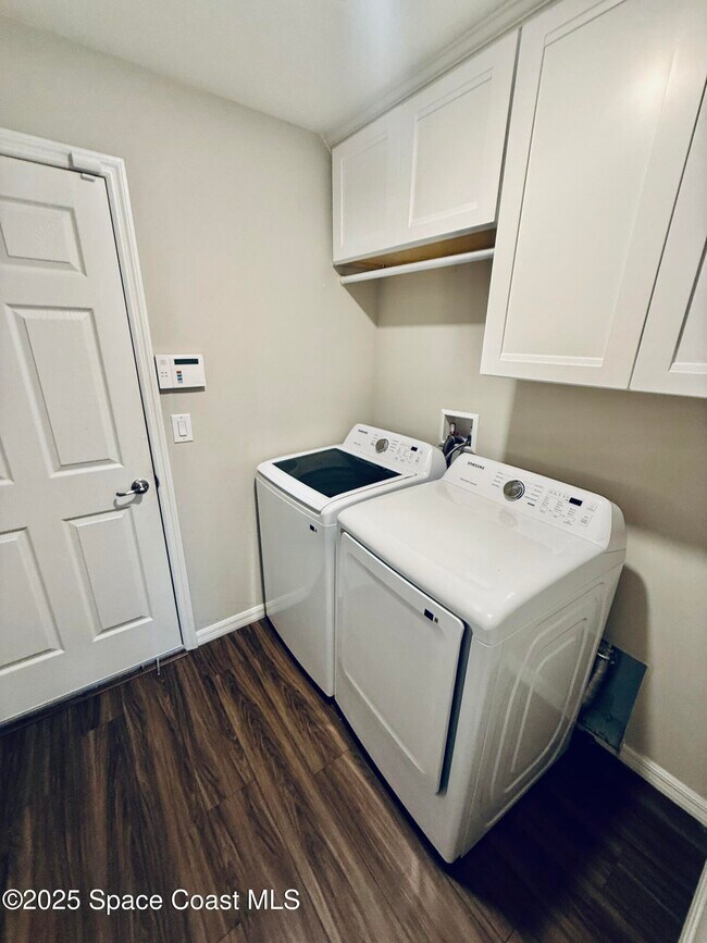 Building Photo - 1026 Dania Cir