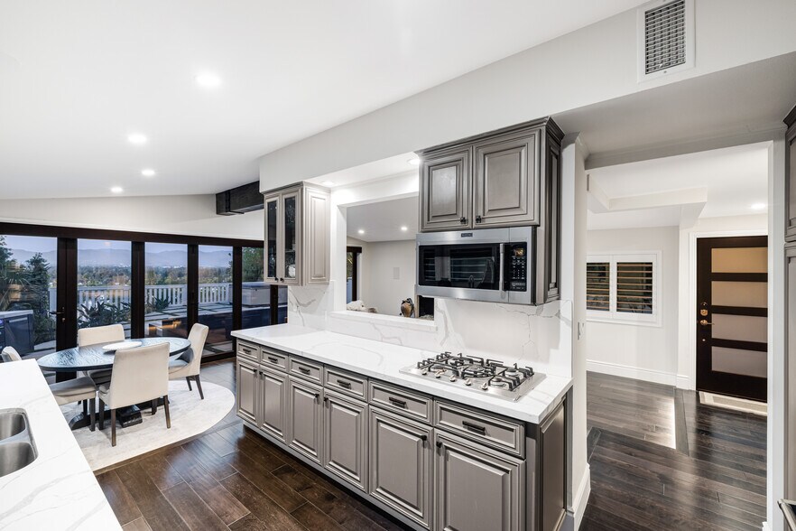 Building Photo - 16725 Oak View Dr