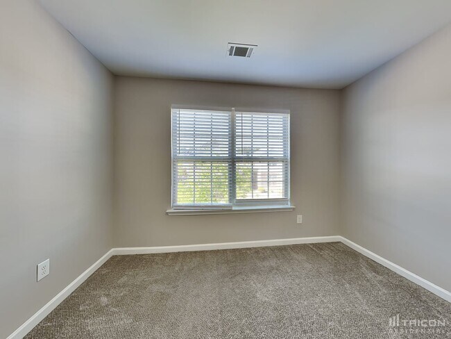 Building Photo - 528 Tulip Ln