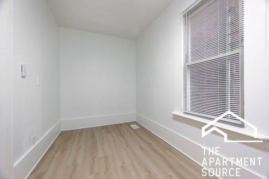 Building Photo - 2301 N Leavitt St